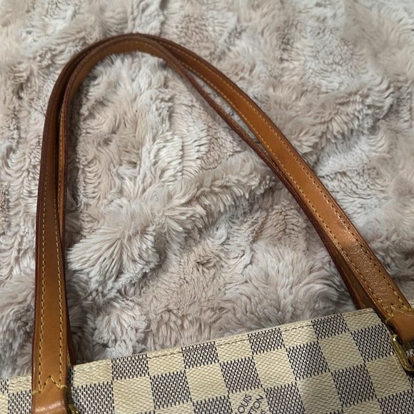 This is an authentic LOUIS VUITTON Damier Azur Totally MM. - Picture 4 of 7